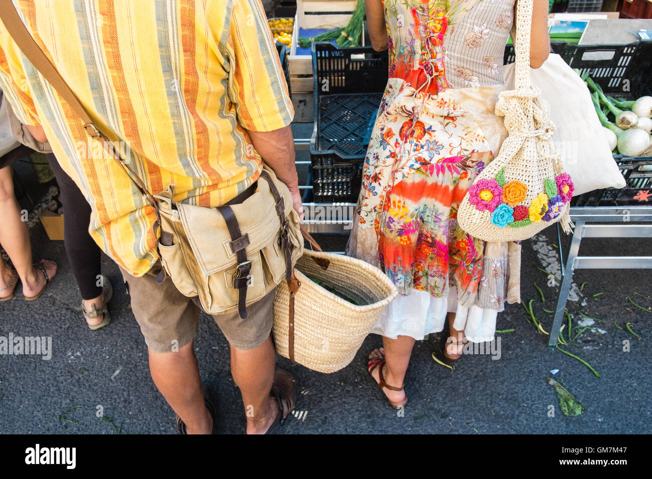 In Esperaza Sonntag Markt, Aude, Südfrankreich. Beliebte Nahrung und Kleidung Wochenmarkt mit viel frischer Lebensmittel vor Ort produziert. Stockfoto