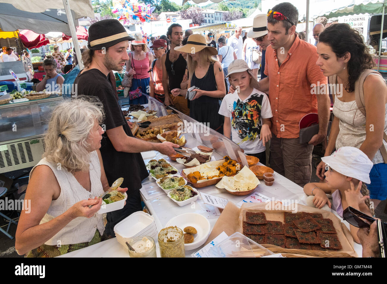 Bei Esperaza Sonntag Markt, Aude, Süden, Frankreich. Beliebte wöchentliche Nahrung und Kleidung Markt mit viel frische Lebensmittel lokal produziert. Stockfoto