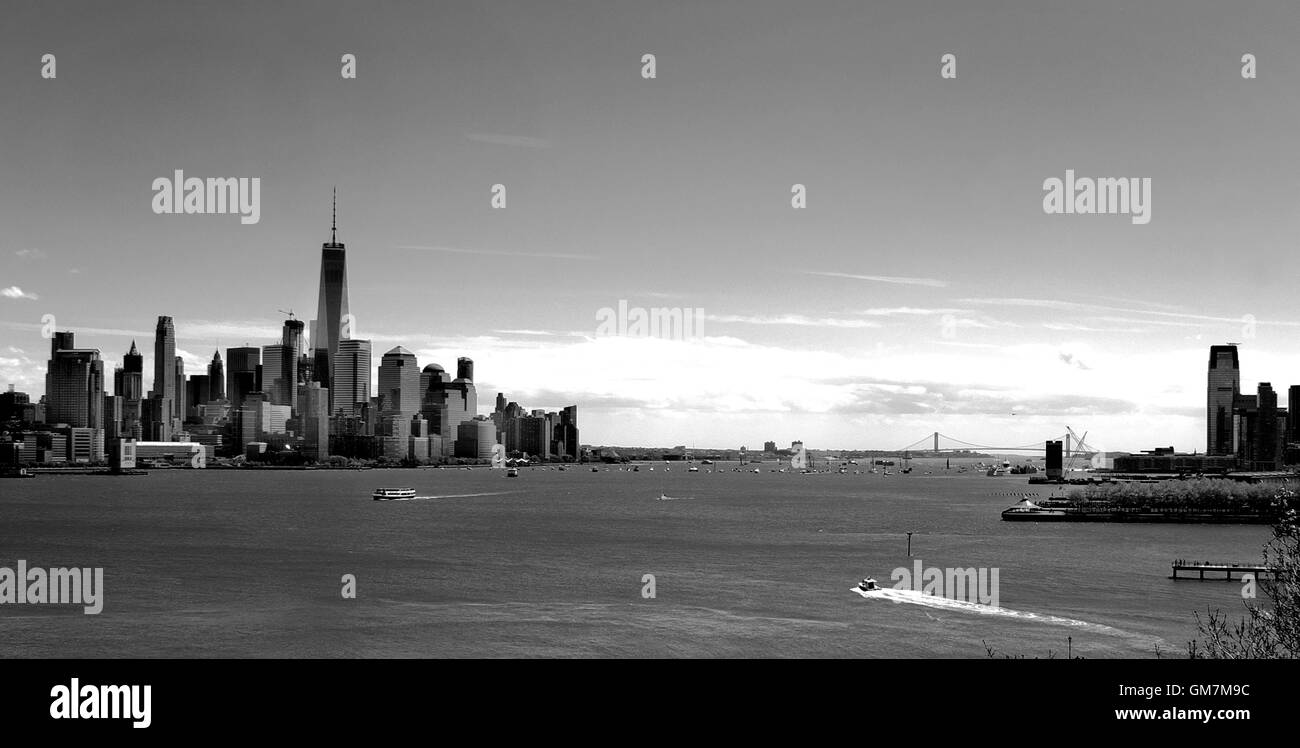 Hafen von New York mit Freedom Tower und Verrazano-Narrows-Brücke Stockfoto