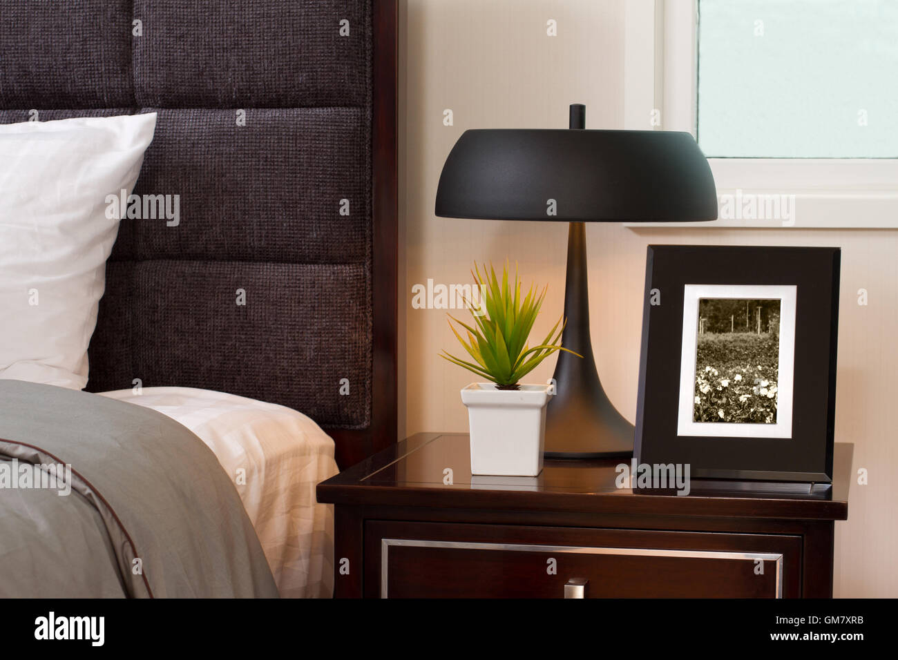 Luxus innen Schlafzimmer mit Anrichte aus Holz und moderne Lampe Stockfoto