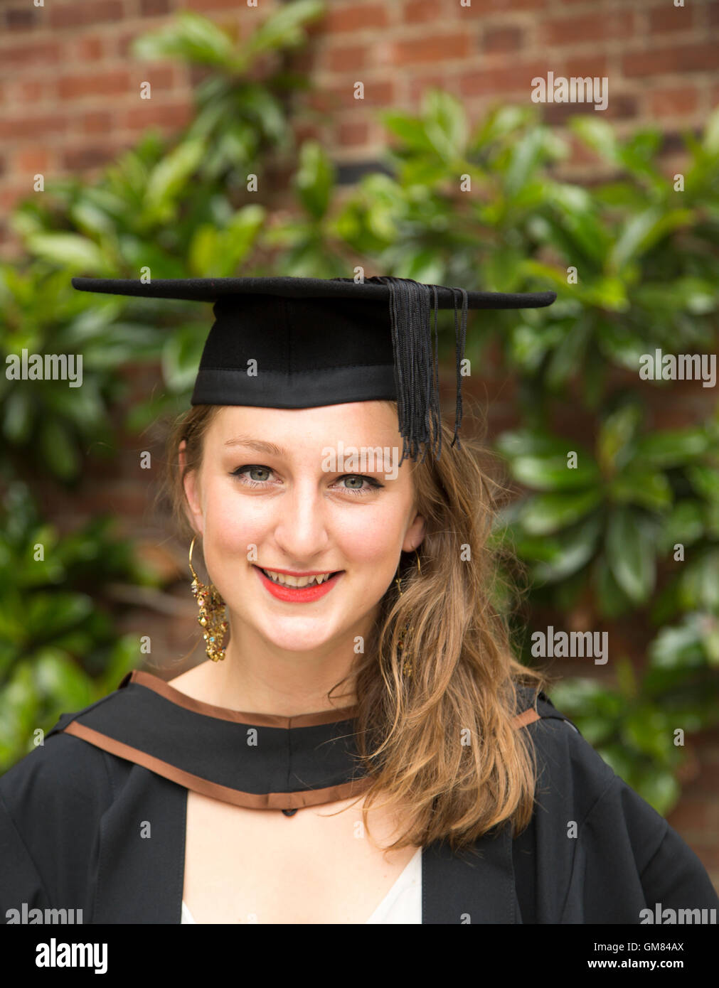 Kopf und Schultern Porträt lächelnde junge Frau Abschluss, Goldschmiede, Universität von London, England, UK Stockfoto
