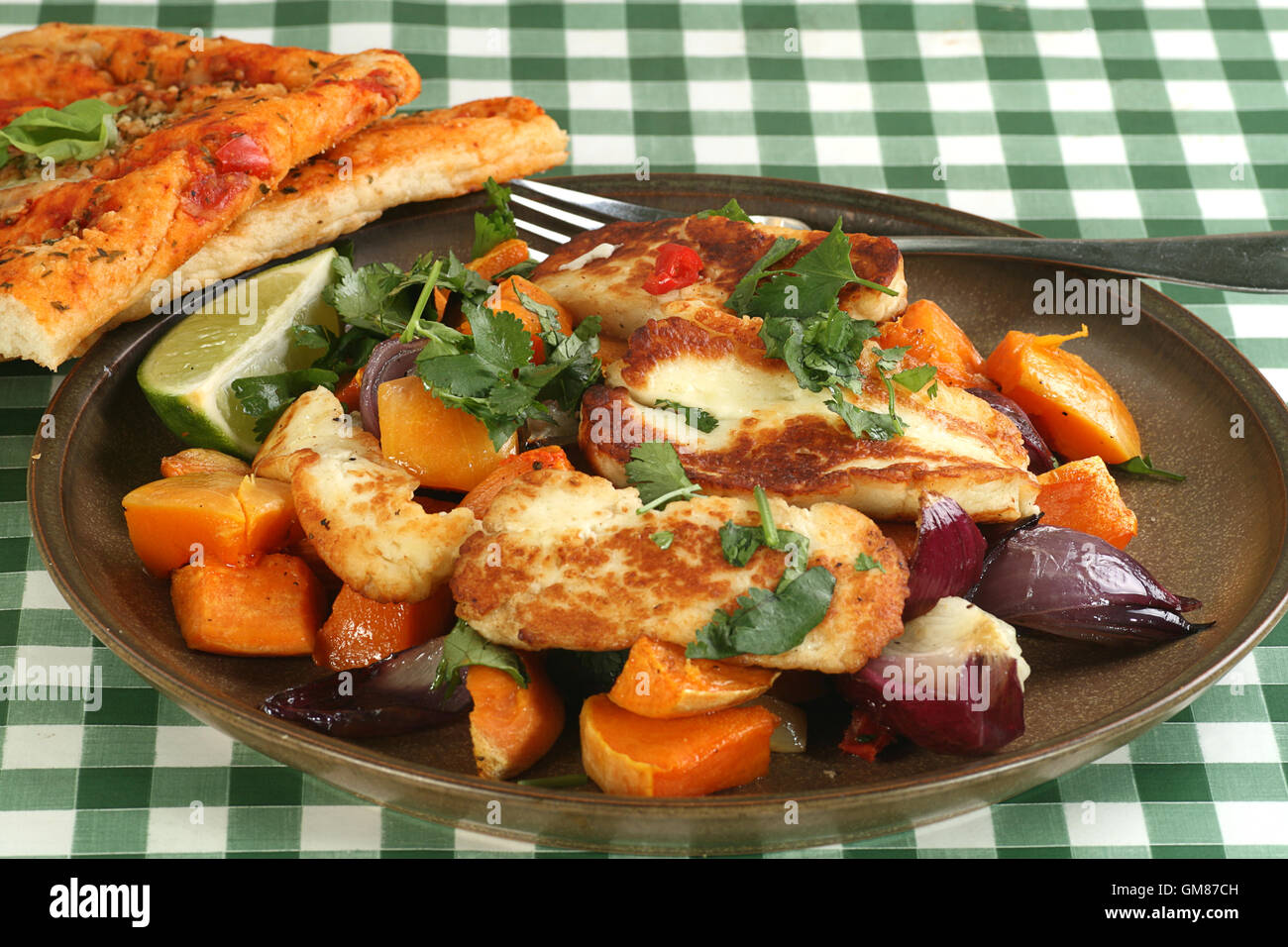 Gegrillter Haloumi Käse Wit Braten Zwiebeln und Süßkartoffel Stockfoto
