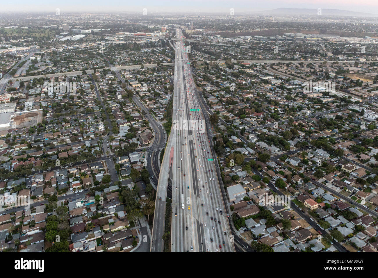 Nach Sonnenuntergang Antenne des San Diego 405 Freeway in Culver City und Los Angeles, Kalifornien. Stockfoto