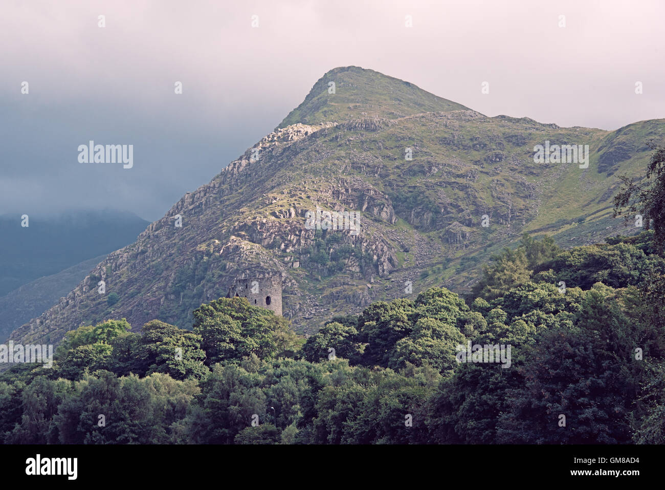 Dolbadarn Burg und Berg in der Nähe von Llanberis Pass zum Snowdon in Wales Stockfoto