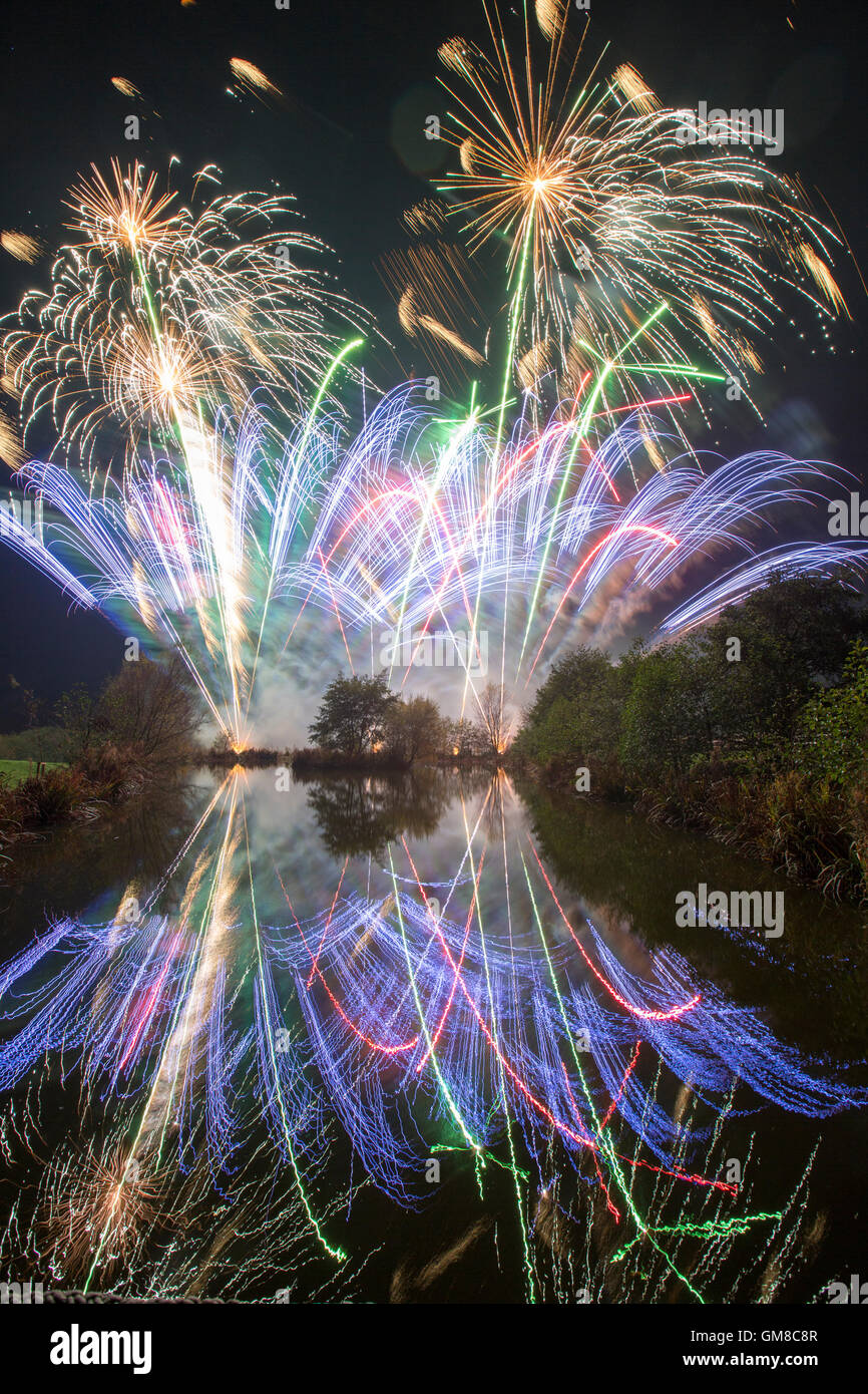 Spektakuläre und farbenfrohe Feuerwerke, die vor einem dunklen Herbsthimmel in Lancashire stehen und die Guy Fawkes Night feiern Stockfoto