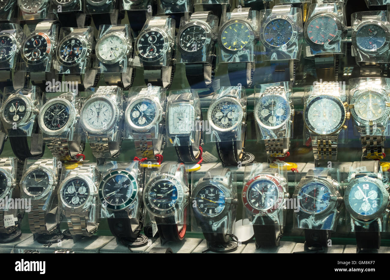 Herren Armbanduhren auf dem Display in das Fenster eines Ladens auf 47th Street in New York City Stockfoto