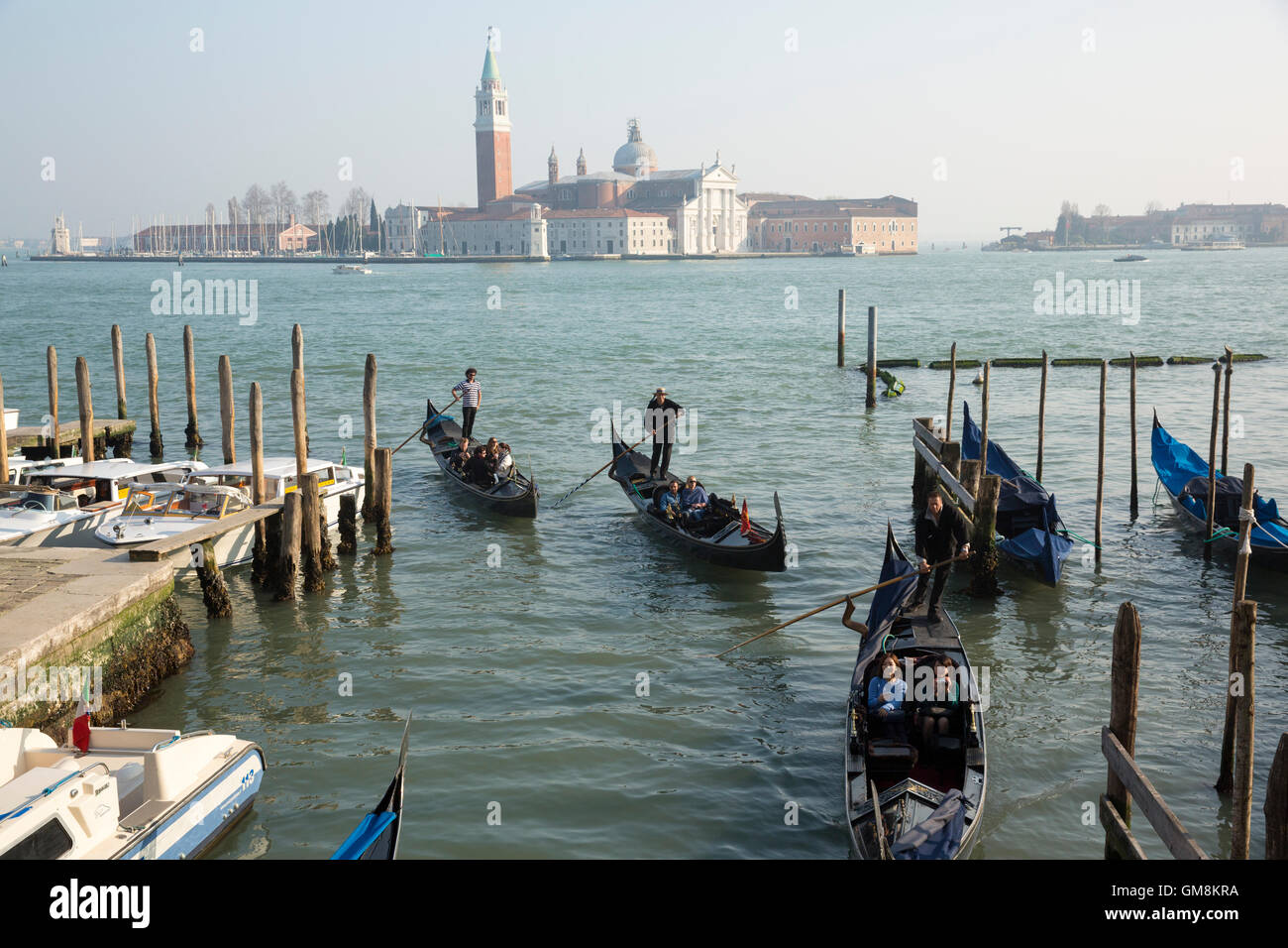 Venedig - San Giorgio Maggiore, mit Gondeln im Vordergrund. Stockfoto