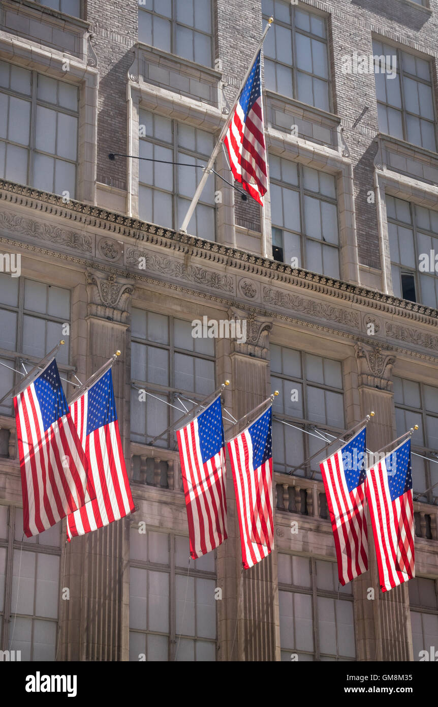 Amerikanische Flaggen entlang der Fifth Avenue in New York City Stockfoto