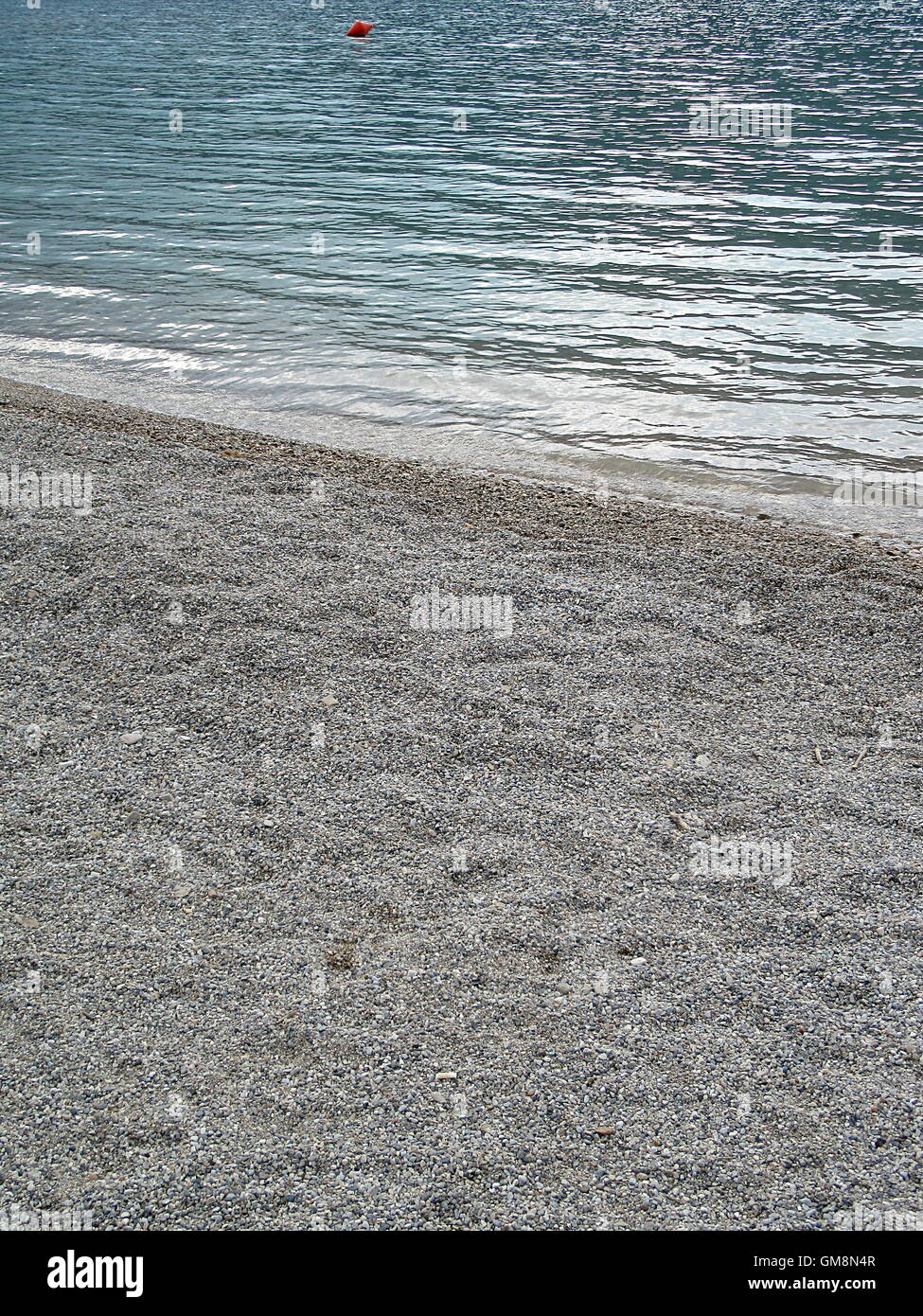 Full-Frame-Schuss von Kies-Strand und Meer-Wellen Stockfoto