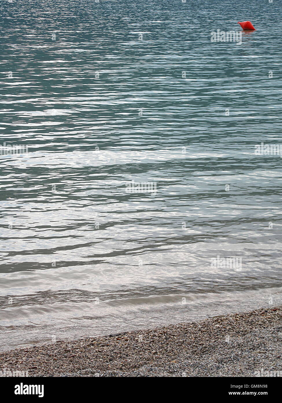 Full-Frame-Schuss von Kies-Strand und Meer-Wellen Stockfoto