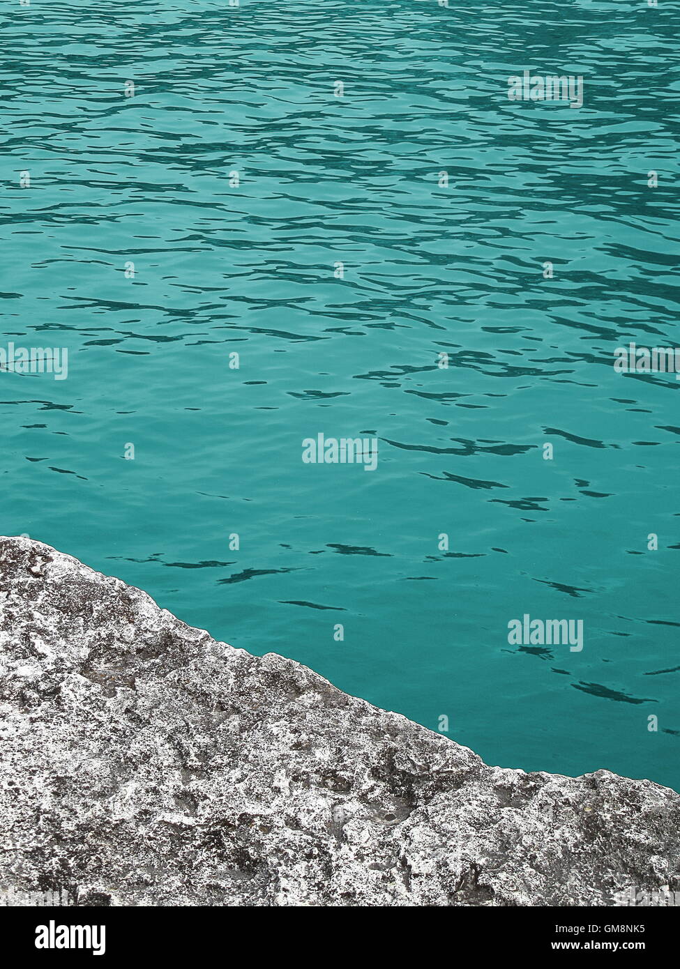 Full-Frame-Schuss von Aqua Meer und Stein Deck detail Stockfoto