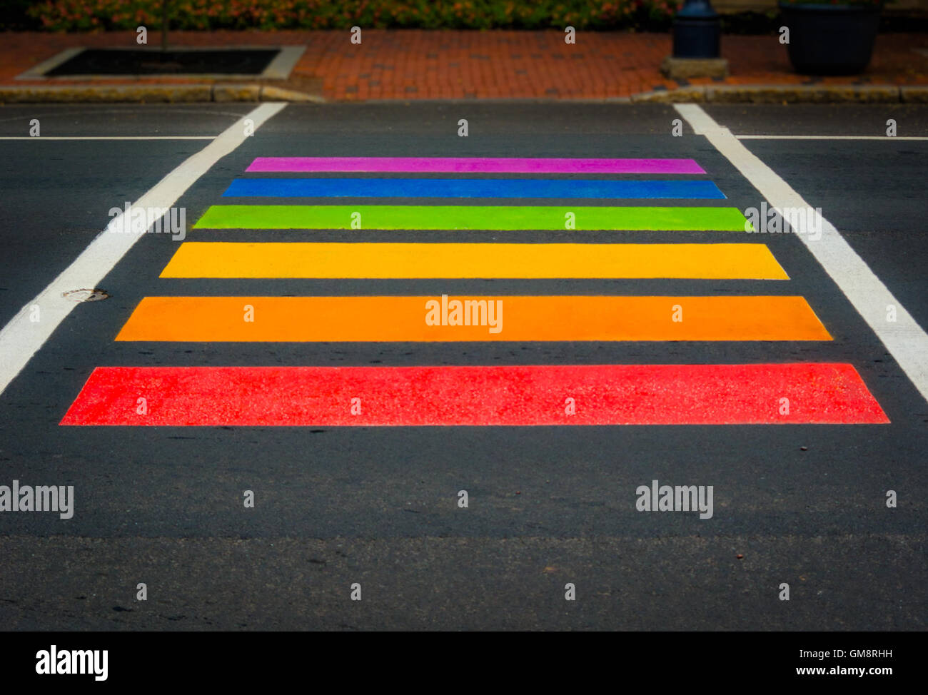 Fußgängerüberweg Farbe abstrakt.   Regenbogen farbige Fußgängerüberweg in Moncton, New Brunswick. Stockfoto