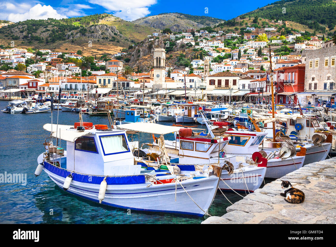 Malerischen griechischen Inseln - Hydra, Ansicht mit traditionellen Fischerbooten Stockfoto