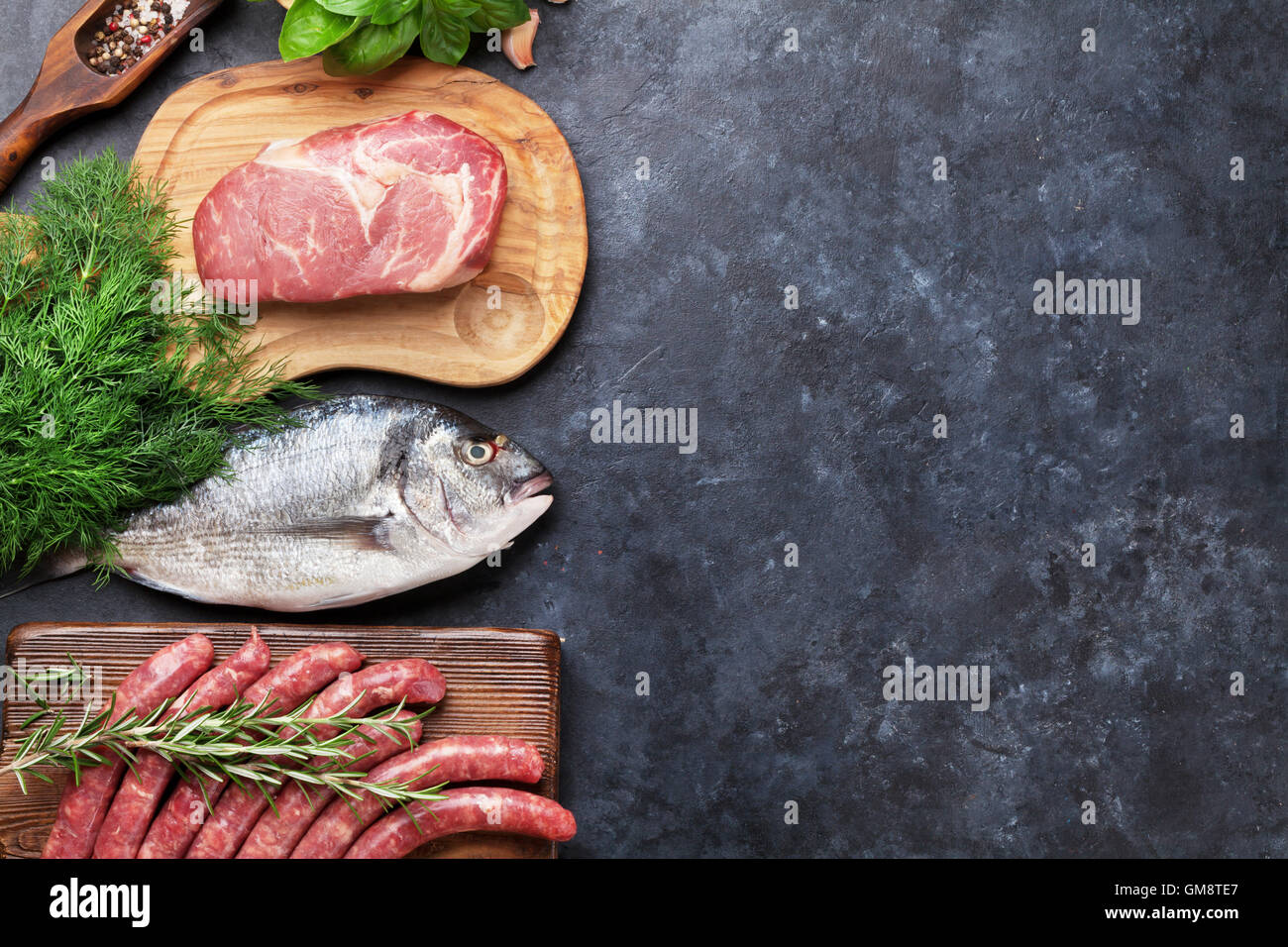 Wurst, Fisch, Fleisch und Zutaten kochen. Draufsicht mit textfreiraum am Steintisch Stockfoto