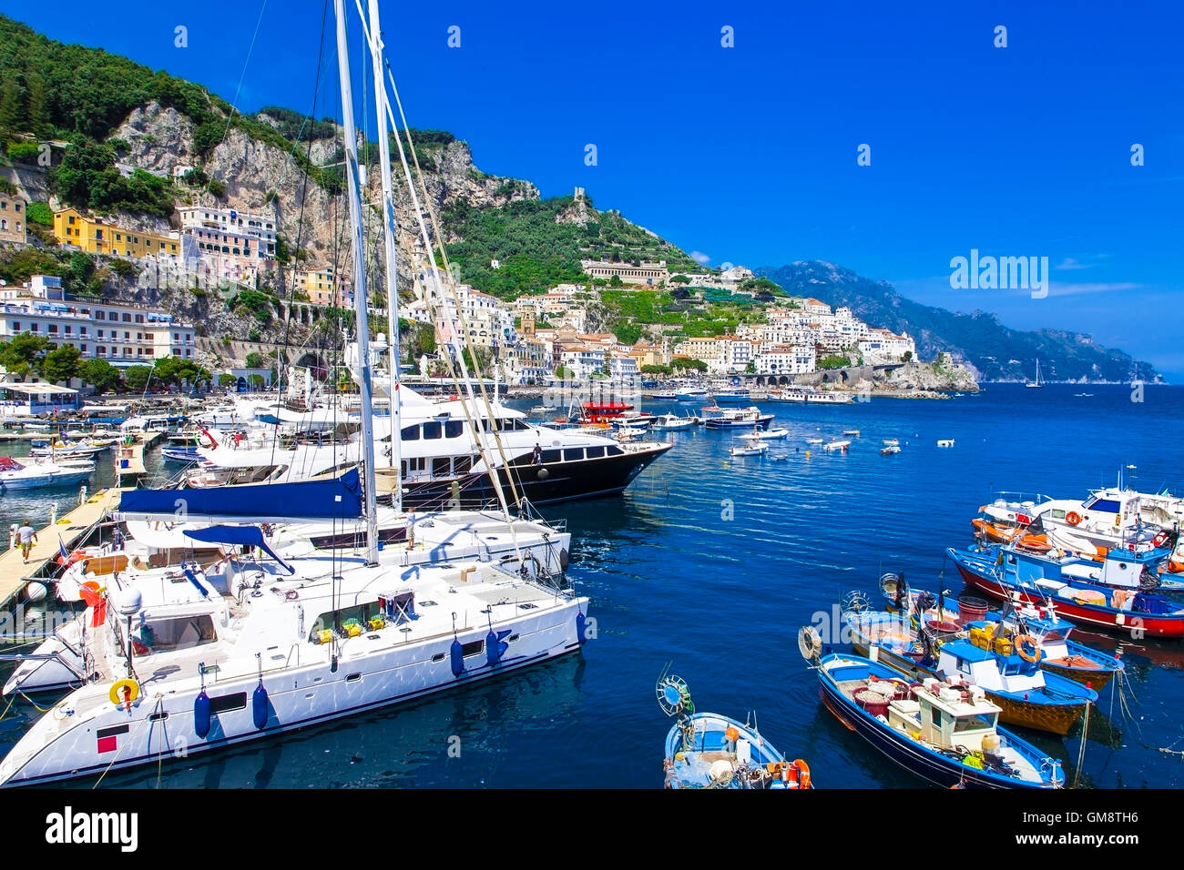 malerische Amalfiküste - Ansicht mit Segelbooten, Italien Stockfoto