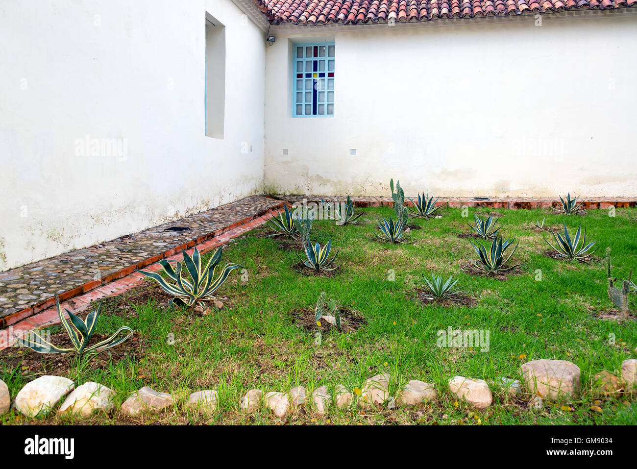 Kleinen Garten neben einer Kirche in Villa de Leyva, Kolumbien Stockfoto