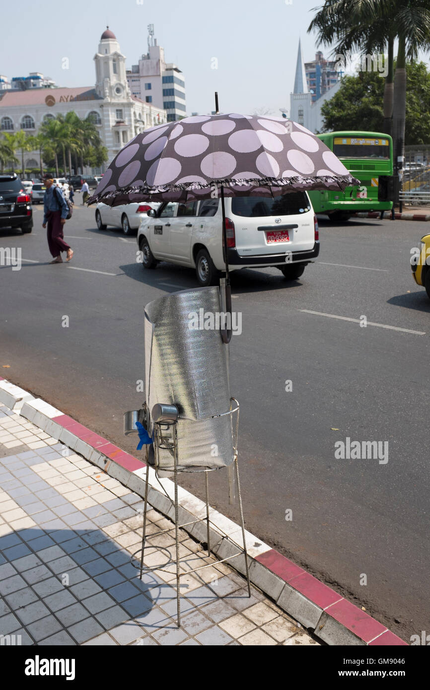 Kostenlose Trinkwasserstation in Downtown Yangon Myanmar Stockfoto