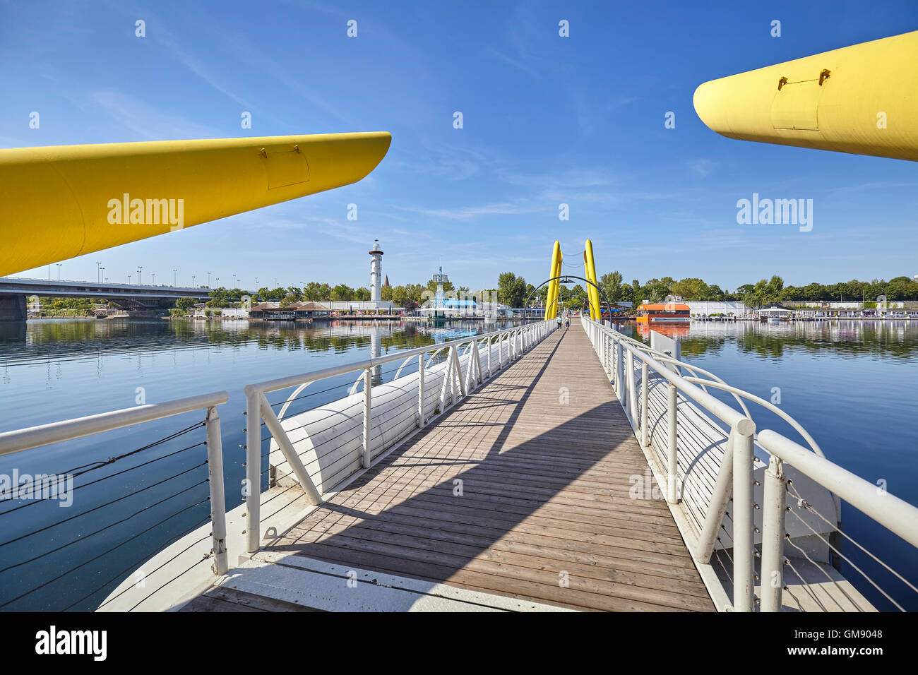 Ponte Cagrana Pontonbrücke über neue Donau in Wien, Österreich. Stockfoto