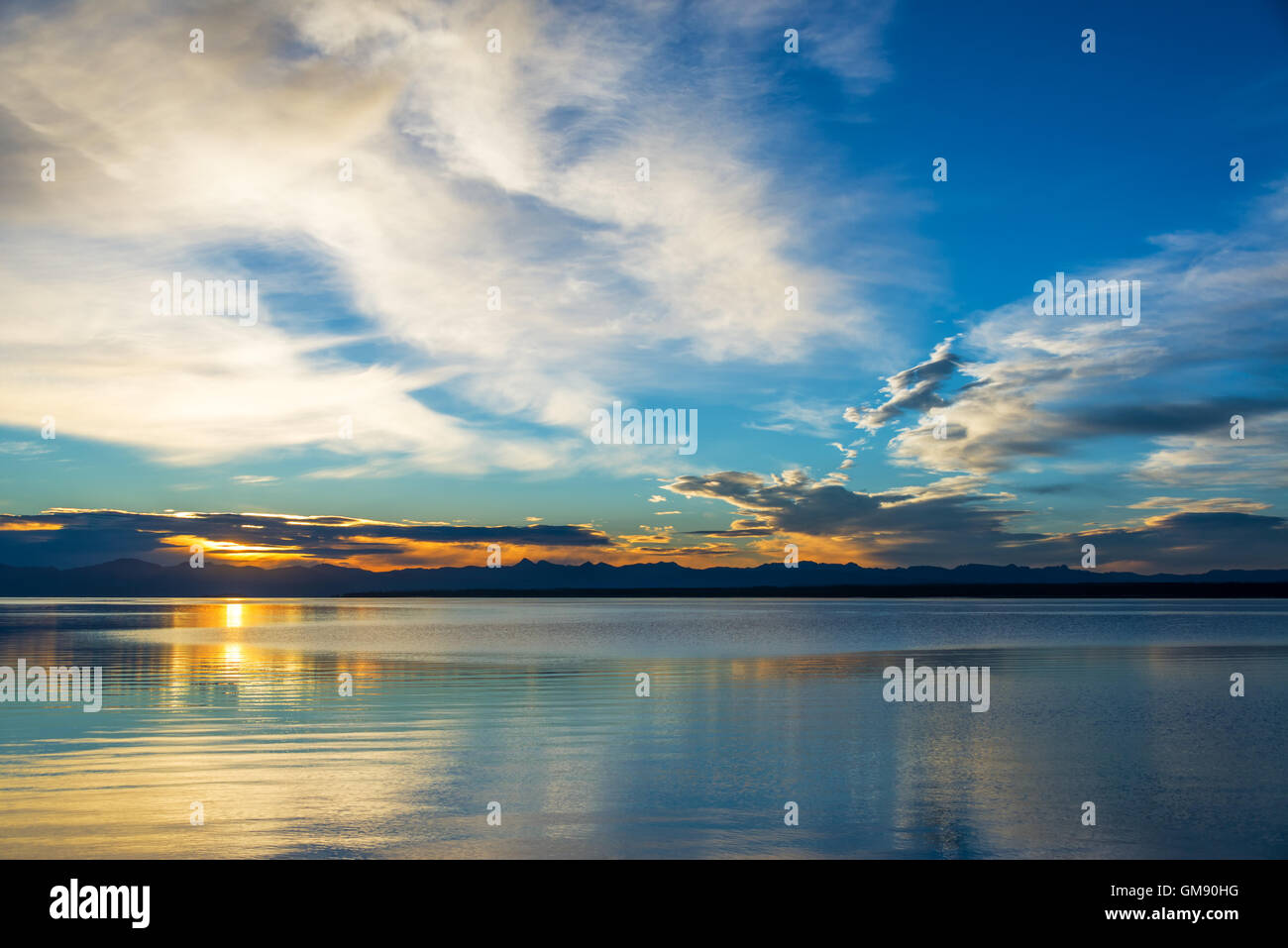 Sonnenaufgang vom Ufer des Yellowstone See im Yellowstone National Park gesehen Stockfoto