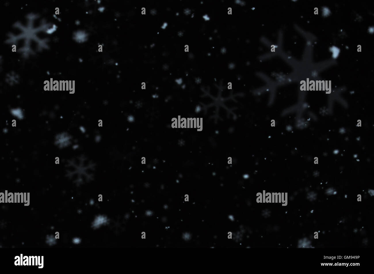 Schnee fällt in kalten Winternacht. Schneeflocken Bokeh Effekt abstrakten Hintergrund weichzeichnen. Stockfoto