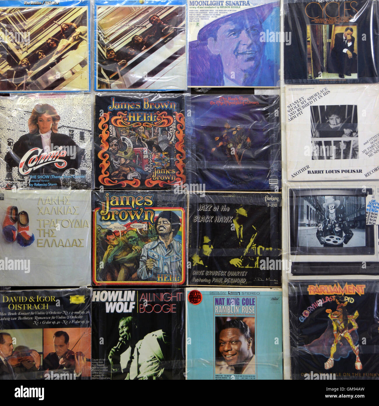 Wand mit Vintage Vinyl Records alte Lp Album deckt in Plastikhüllen. Hintergrundmusik. Stockfoto