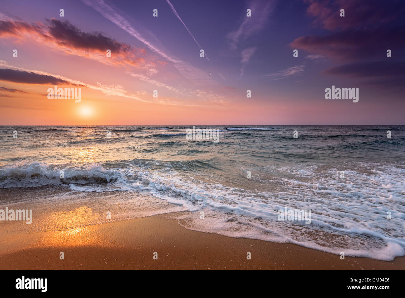 Brillante Ozean Strand Sonnenaufgang. Stockfoto