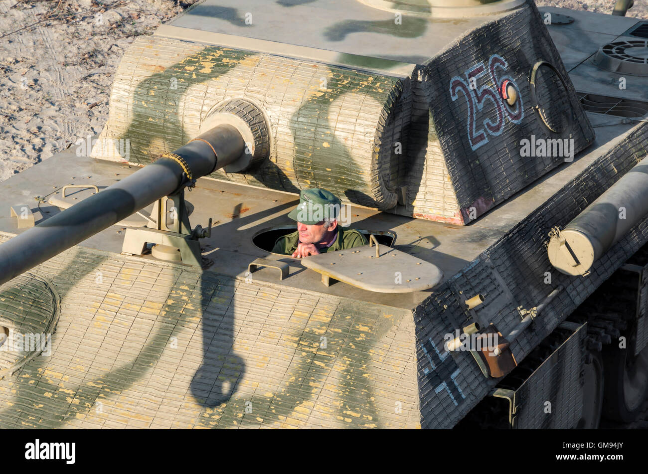 DNEPROPETROVSK, UKRAINE - 29. Oktober 2013: Deutsche Panzersoldaten wartet auf das Team zum Angriff während des zweiten Weltkrieges Stockfoto