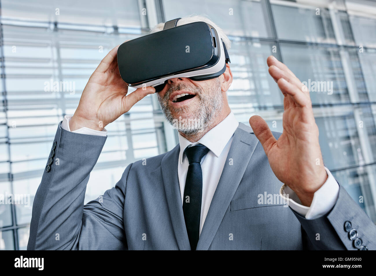 Geschäftsmann mit virtual-Reality-Brille Stockfoto