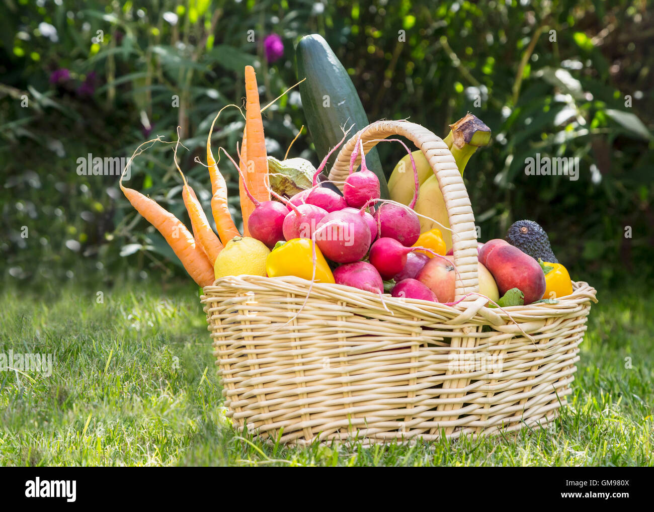 Korb mit Obst und Gemüse Stockfoto