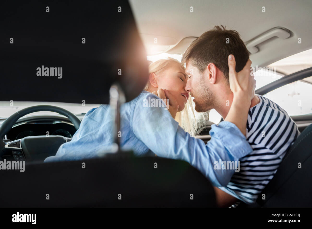 Paar in Liebe küssen in einem Auto Stockfoto