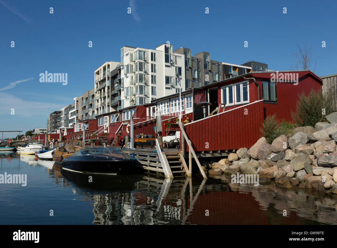 Dänemark, Kopenhagen, Privatanleger und Hütten, Metropolis Gebäude im Hintergrund Stockfoto