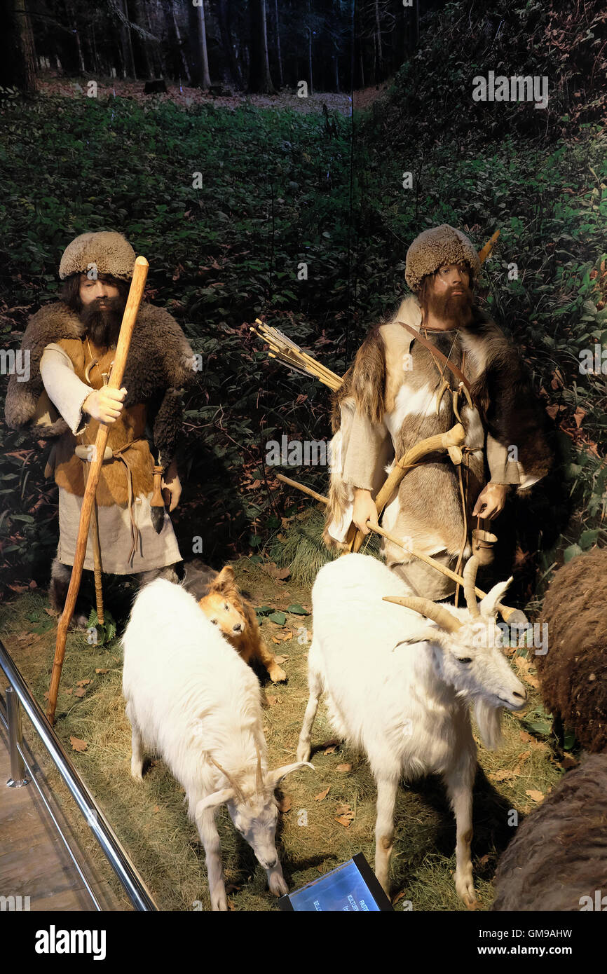 Männer Wachen Verteidigung Ziegen Herde mit Bogen und Arrowa. Das Karpaten-Troy-Freilichtmuseum in Trzcinica, Podkarpackie, Polen Stockfoto