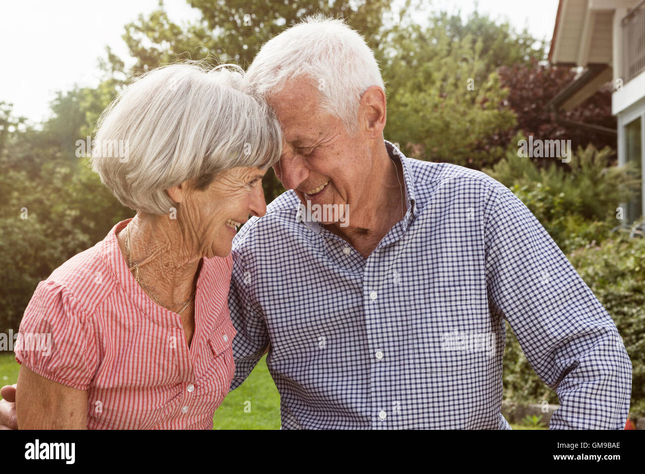Gerne älteres Paar im Garten Stockfoto