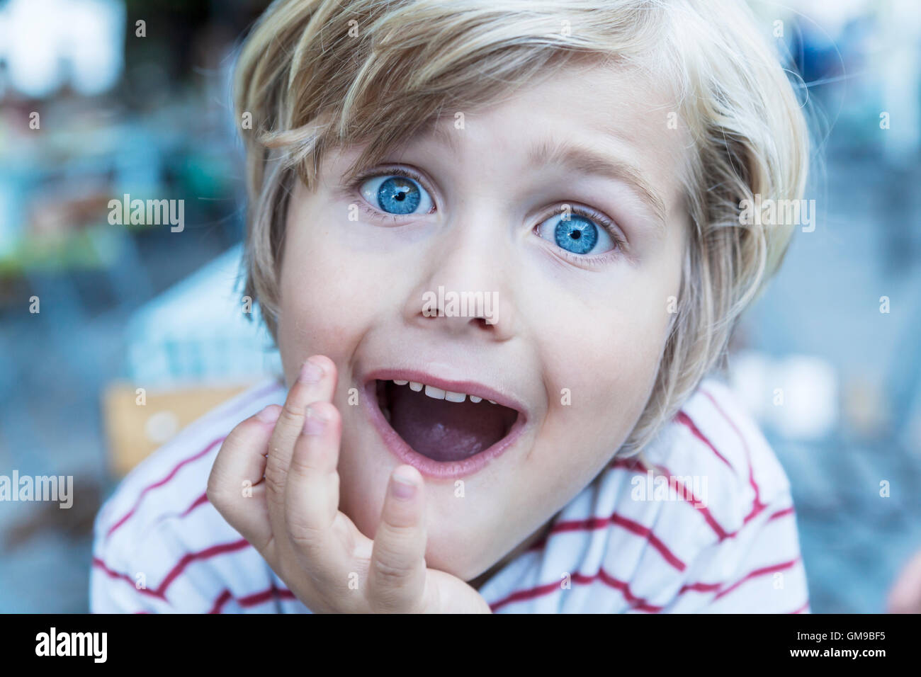 Porträt der kleinen blonden Jungen mit Augen weit offen und offenen Mund Stockfoto