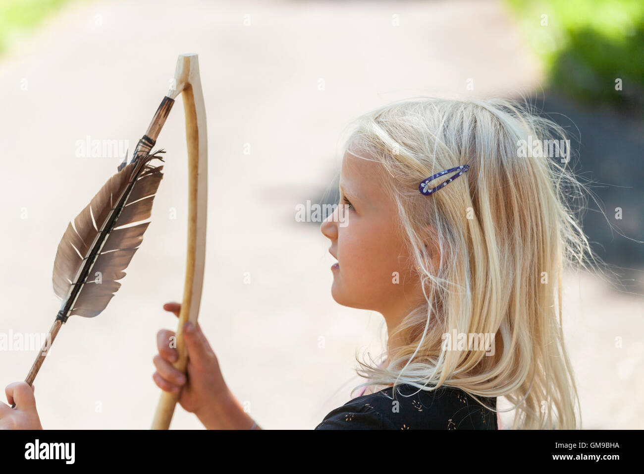 Mädchen hält Steinzeit Speer-Werfer Stockfoto