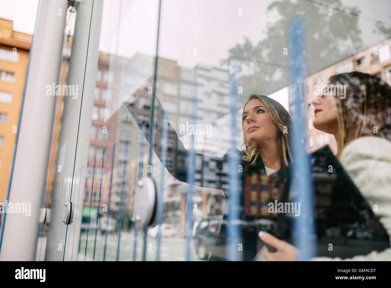 Zwei Unternehmerinnen im Stadtverkehr zu stoppen Stockfoto