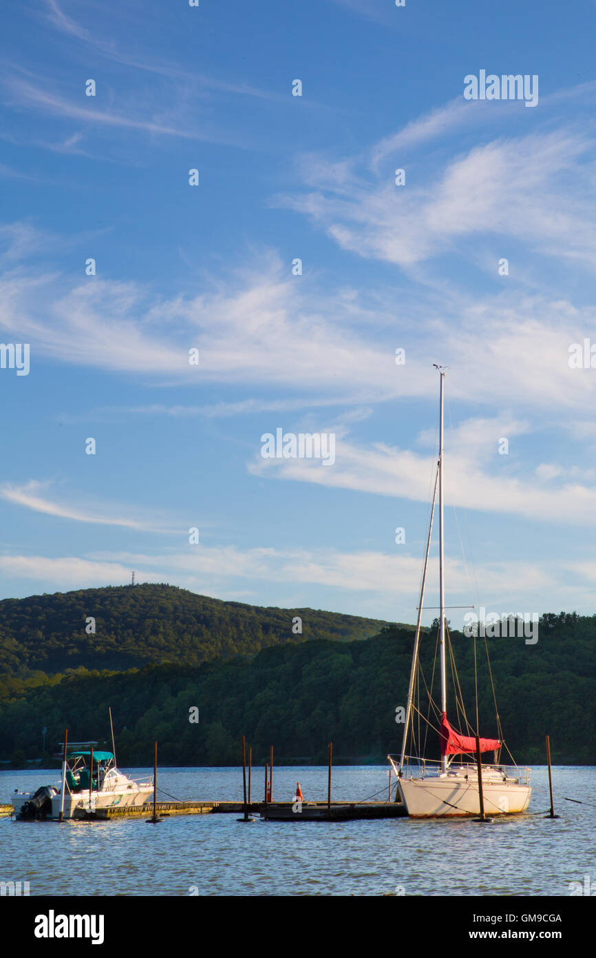 Blick auf Hudson Valley im Bundesstaat New York mit Booten auf den Hudson River und die Berge im Hintergrund Stockfoto