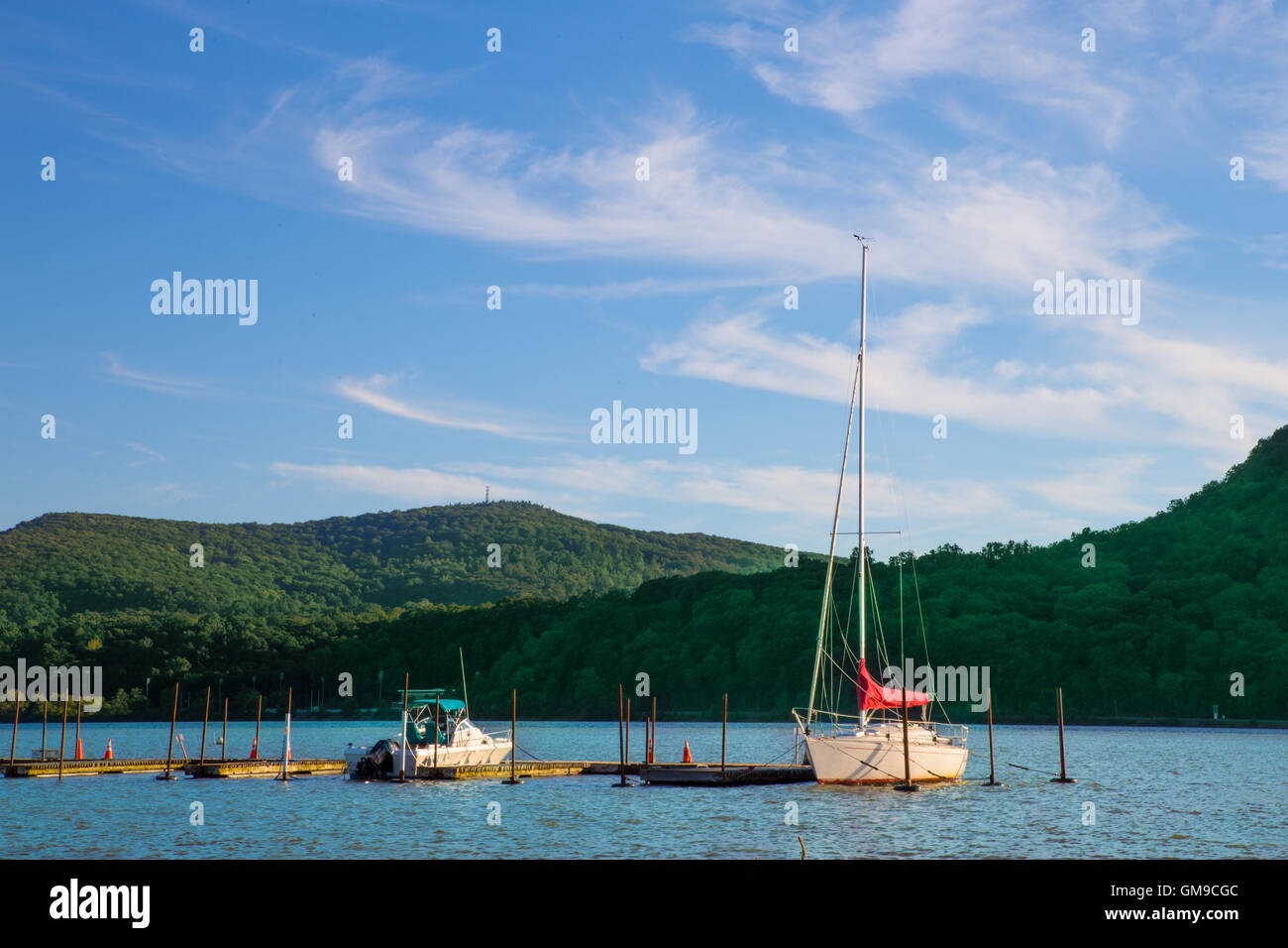 Blick auf Hudson Valley im Bundesstaat New York mit Booten auf den Hudson River und die Berge im Hintergrund Stockfoto