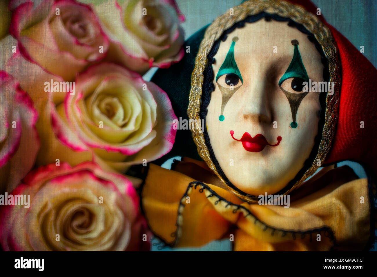Jester und Rosen Stockfoto