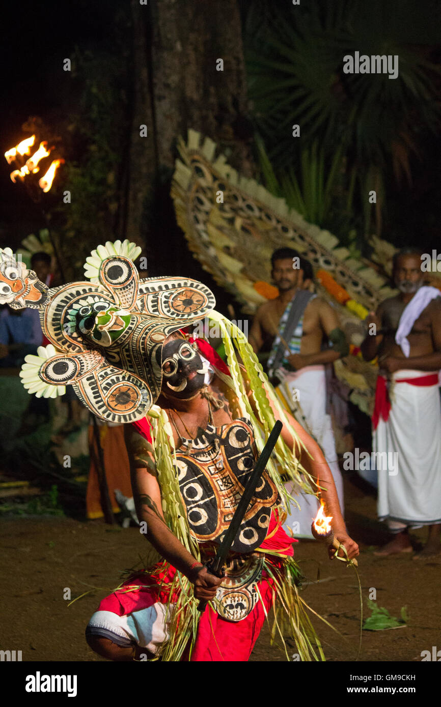 Padayani - traditioneller Volkstanz und Ritual-Kunst aus dem zentralen Teil des indischen Bundesstaates Kerala. Stockfoto
