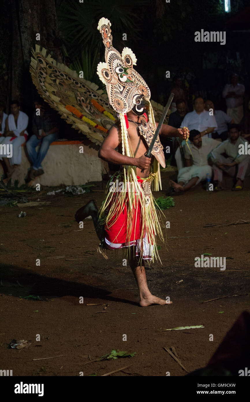 Padayani - traditioneller Volkstanz und Ritual-Kunst aus dem zentralen Teil des indischen Bundesstaates Kerala. Stockfoto