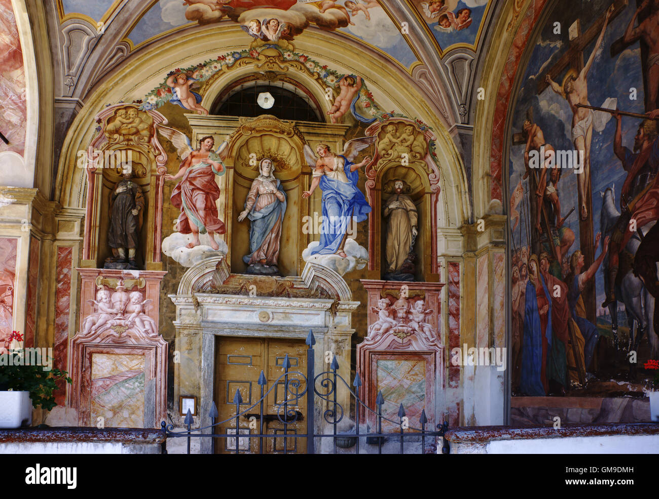 Fresken im Eingangsbereich der Kirche Cimalmotto, Valle di Campo, Vlle Maggia, Tessin, Schweiz Stockfoto