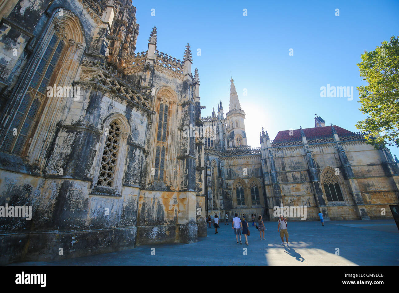 BATALHA, PORTUGAL - 24. Juli 2016: Unidentified Touristen in der Nähe von Kloster von Batalha, eines der wichtigsten gotischen Websites ich Stockfoto