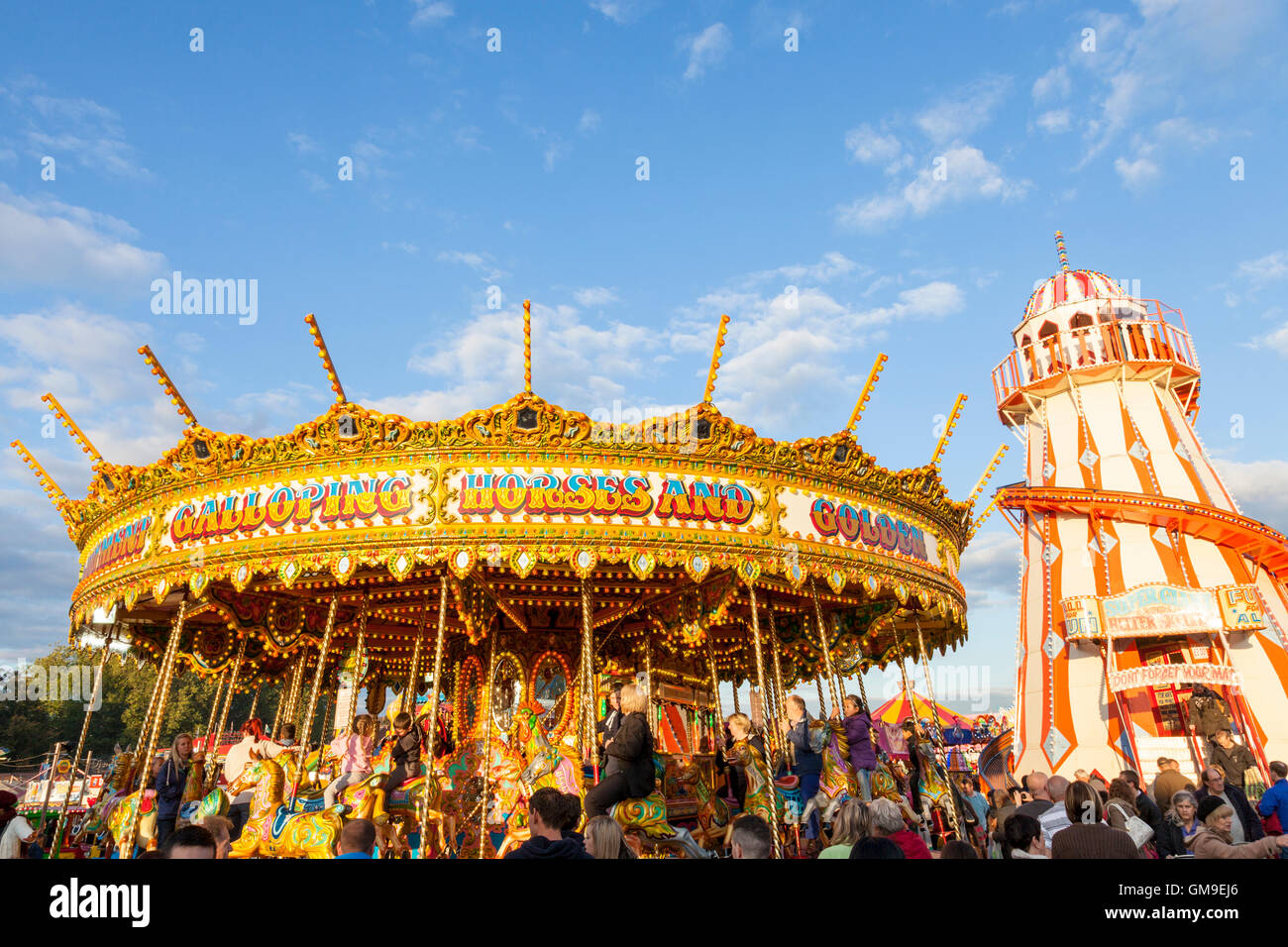 Die traditionellen Fahrgeschäften. Ein Merry go round und Helter Skelter bei Goose Fair, Nottingham, England, Großbritannien Stockfoto