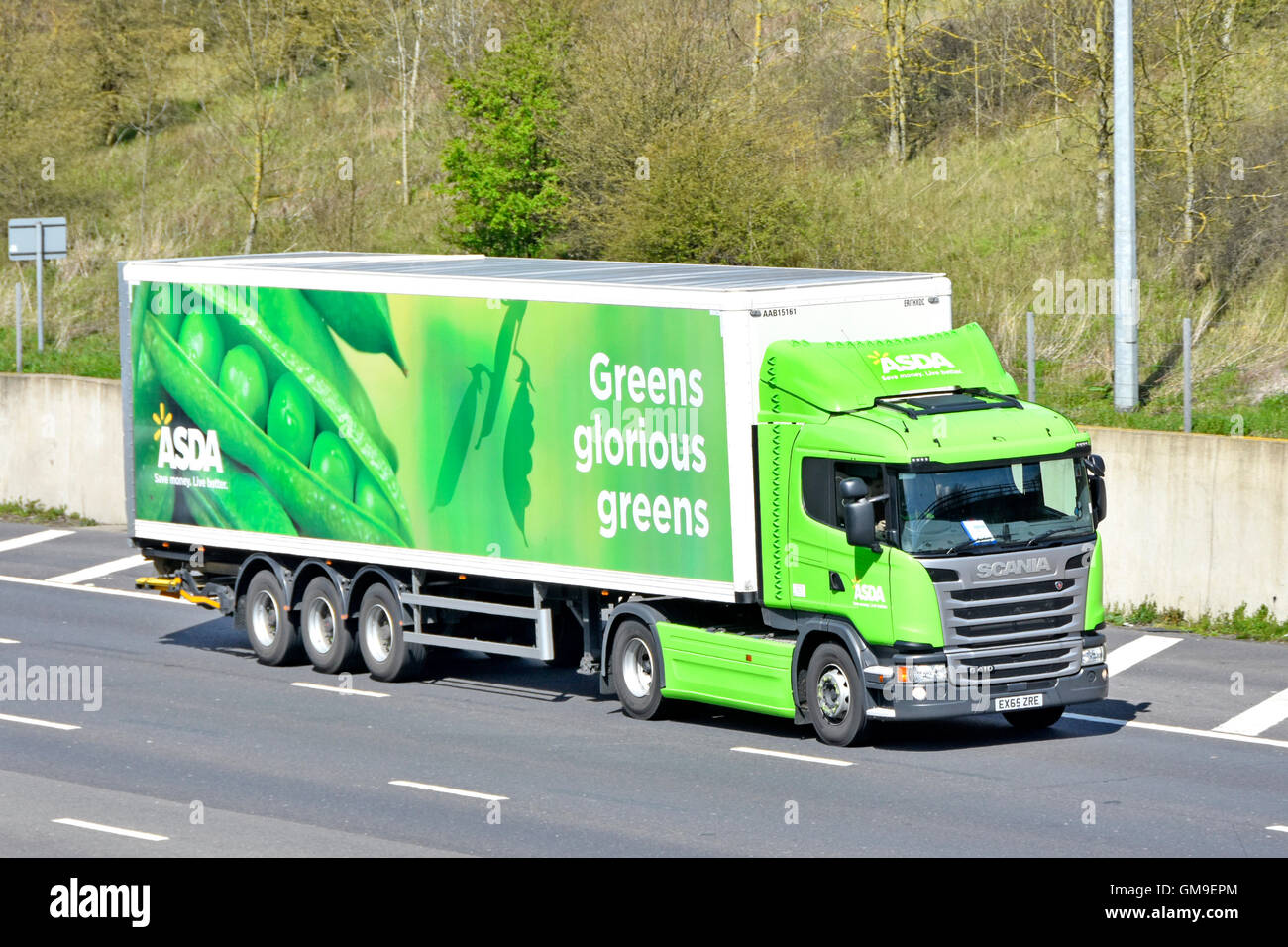 ASDA Supply Chain Supermarkt speichern Lieferung LKW & Anhänger Werbung & Förderung der "Grünen herrliche Grüns" entlangfahren UK Autobahn Essex England Stockfoto