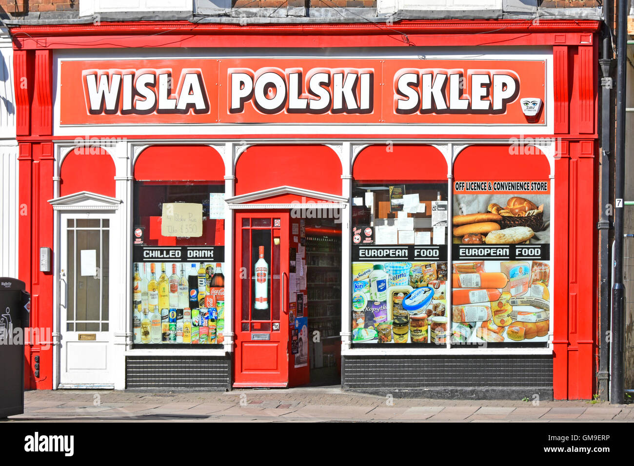 Polski Sklep polnischen Shop aus Lizenz- und Convenience-Store Ladenfront mit Fenster Poster im Stadtzentrum von Rugby Warwickshire England UK Stockfoto