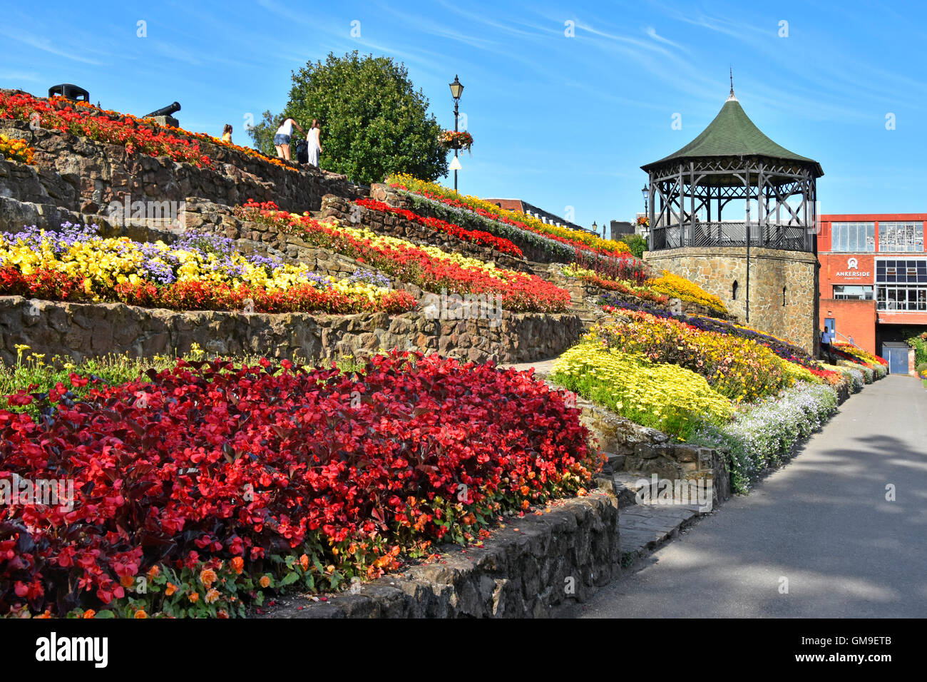 Sommerblumen anzeigen auf terrassenförmig angelegten Damm in öffentlichen Parks Gärten neben Musikpavillon im Schloss Garten Tamworth Staffordshire England UK Stockfoto