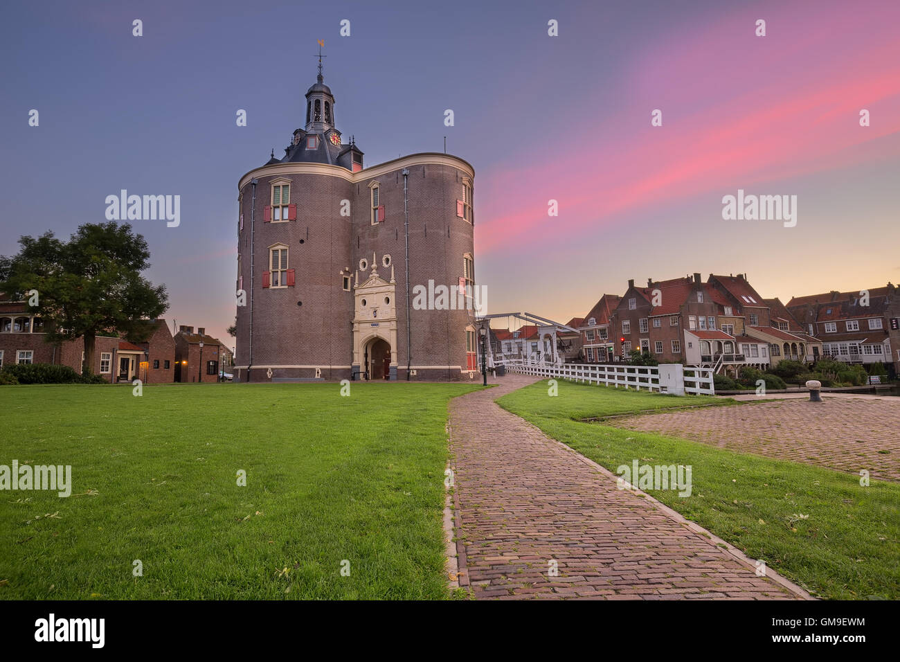 Drommedaris in Enkhuizen bei Sonnenaufgang Stockfoto