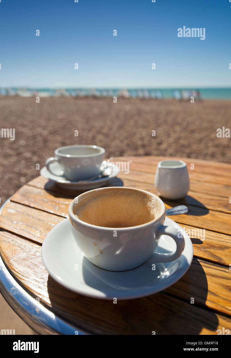Kaffee am Strand. Stockfoto