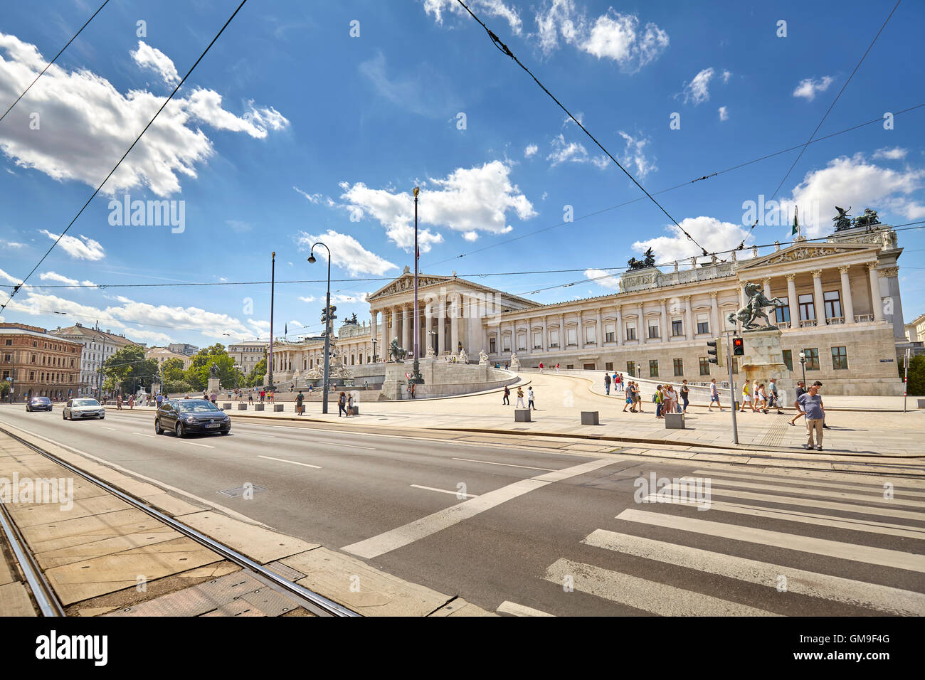 Wien, Österreich - 14. August 2016: Straße vor dem Parlamentsgebäude. Stockfoto